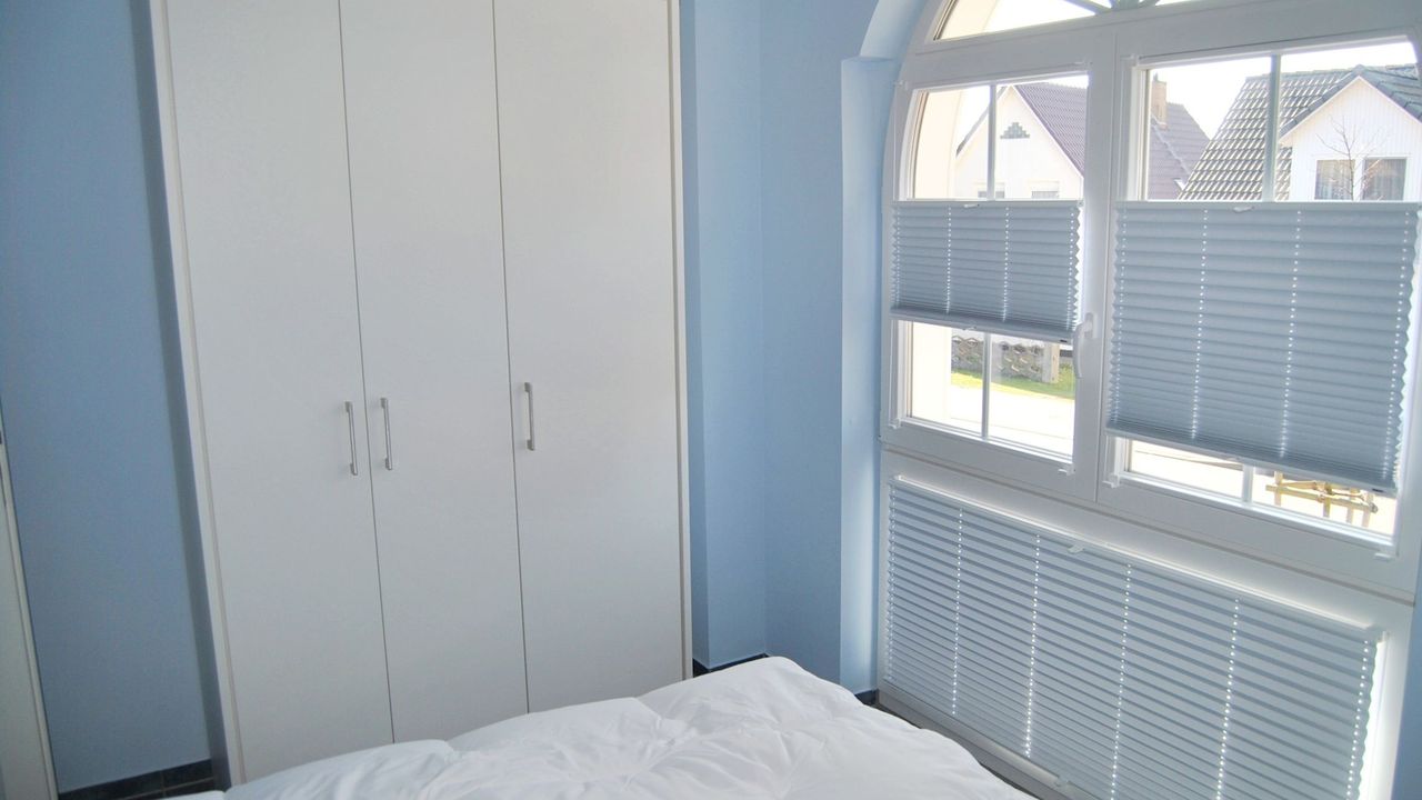 2. Schlafzimmer mit Doppelbett und Kleiderschrank 2. Schlafzimmer mit Doppelbett und Kleiderschrank